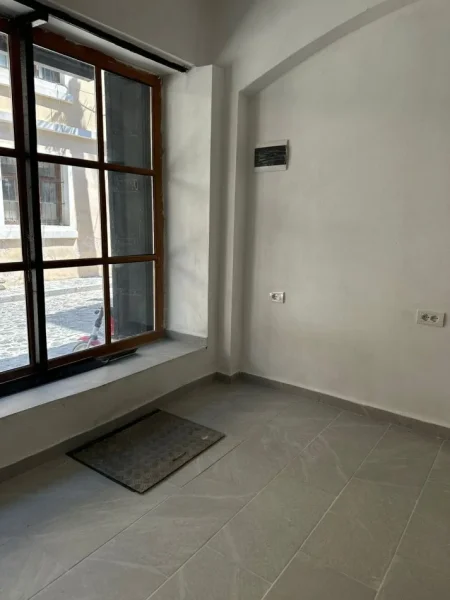 Korce, jepet me qera dyqan Kati 0, 32 m² 290 € (Rr. Spiro Jovan Kosturi)