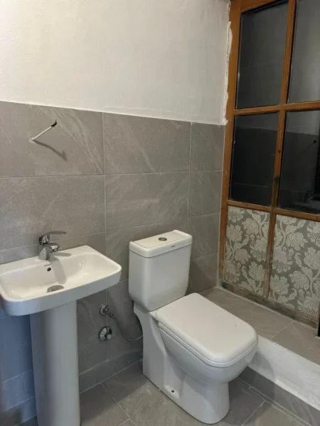 Korce, jepet me qera dyqan Kati 0, 32 m² 290 € (Rr. Spiro Jovan Kosturi)