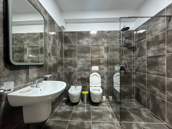 Privat, Tirane, jepet me qera apartament 1+1+Ballkon Kati 2, 85 m² 900 €