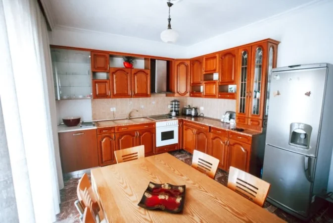 Tirane, jepet me qera apartament 3+1+Ballkon Kati 3, 120 m² 650 €