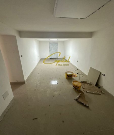 Tirane, jepet me qera magazine Kati 0, 55 m² 450 € (SHKOLLA E BALETIT)