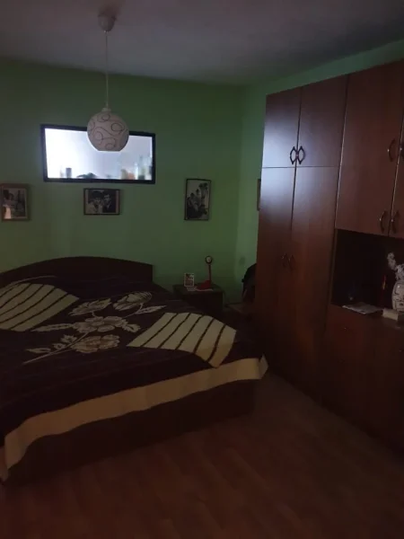 Tirane, jepet me qera apartament 3+1 Kati 1, 650 € 