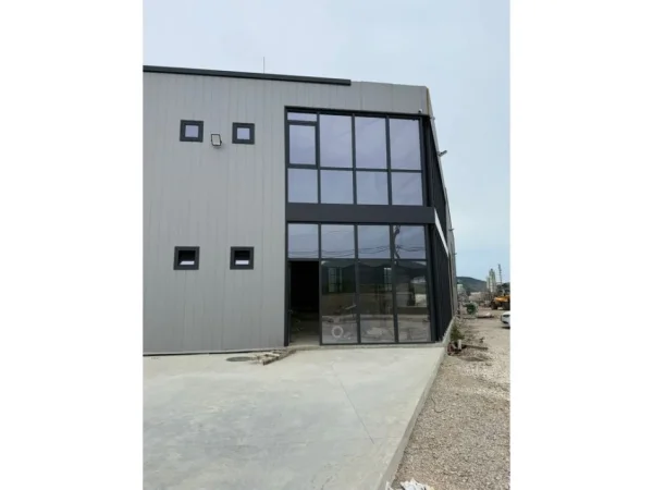 Tirane, jepet me qera ambjent biznesi , 4.900 m² 4.000 € 