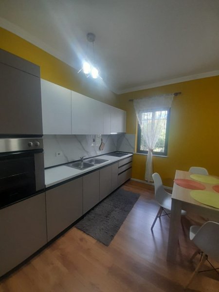Tirane, jepet me qera apartament 2+1 Kati 1, 90 m² 600 € (Rruga Ferit Xhajko, tek Ish- Resorant Durrësi)