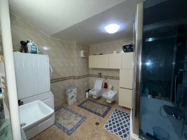 Tirane, jepet me qera apartament 3+1 Kati 5, 234 m² 2.500 € (Liqeni i Thate)