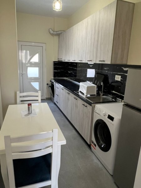 Tirane, jepet me qera apartament 1+1+Ballkon Kati 1, 400 € (Shkolla e Bashkuar)