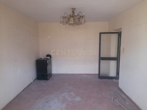 Tirane, jepet me qera apartament 2+1 Kati 2, 63 m² 550 € 