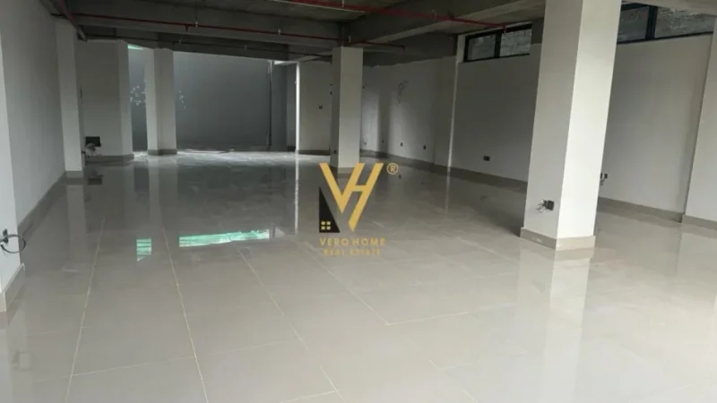 Tirane, jepet me qera dyqan Kati 0, 150 m² 2.300 € (STACIONI I TRENIT)