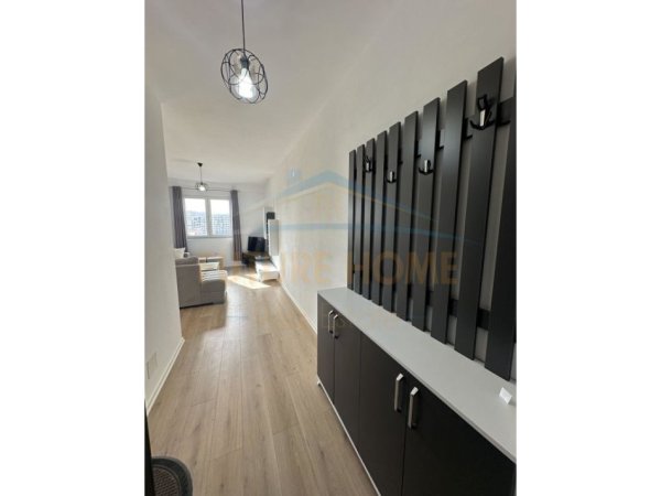 Tirane, jepet me qera apartament 2+1 , 600 € (Kompleksi Grand Gallery, Yzberisht.)