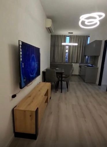 Tirane, jepet me qera apartament 1+1 Kati 2, 90 m² 650 € (qender)