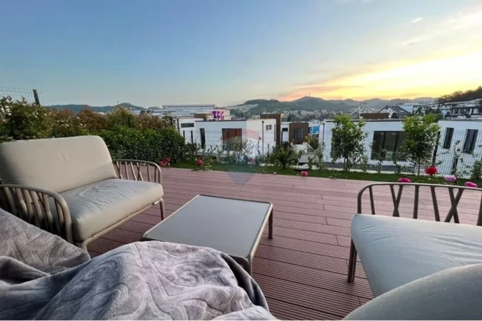 Tirane, shitet Vile 3+1+Ballkon , 305 m² 1.050.000 € 