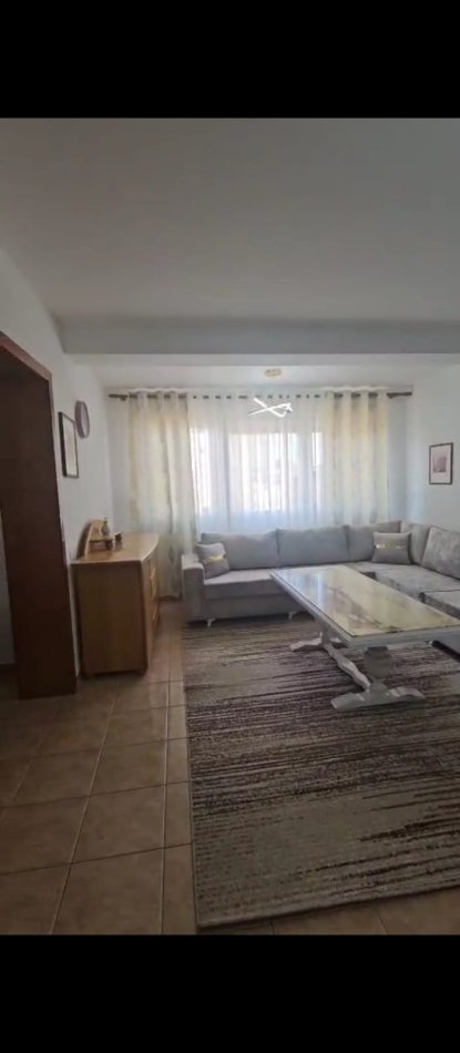 Tirane, jepet me qera apartament 2+1+Ballkon Kati 6, 100 m² 650 € (Rruga Fortuzi,Pranë Shkollës Jeronin De Rada)