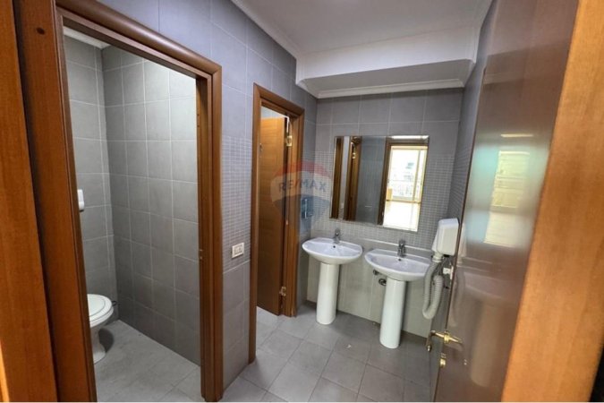 Tirane, jepet me qera zyre , 220 m² 3.500 € 