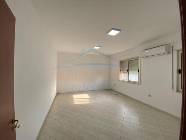 0683487469 Tirane, jepet me qera apartament 2+1 Kati 7, 97 m² 600 € (BULEVARDI I RI)