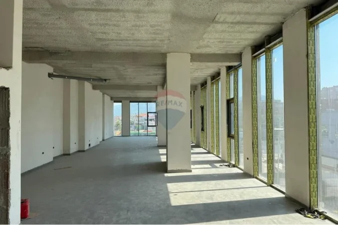 Tirane, jepet me qera dyqan Kati 1, 758 m² 8.300 € 
