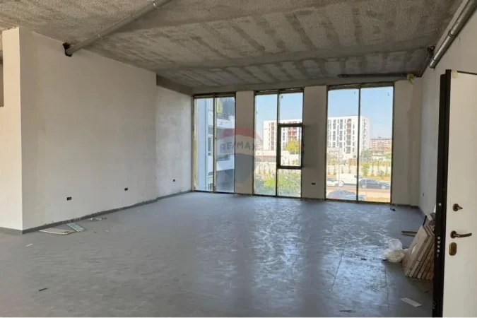 Tirane, jepet me qera dyqan Kati 1, 758 m² 8.300 € 
