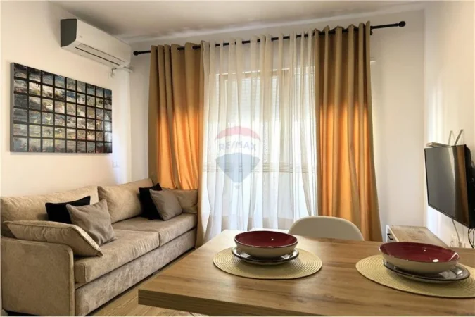 Tirane, jepet me qera apartament 1+1, pranë Pazarit të Ri, 600 €