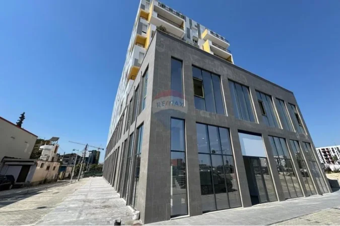 Tirane, jepet me qera dyqan , 474 m² 8.500 € 