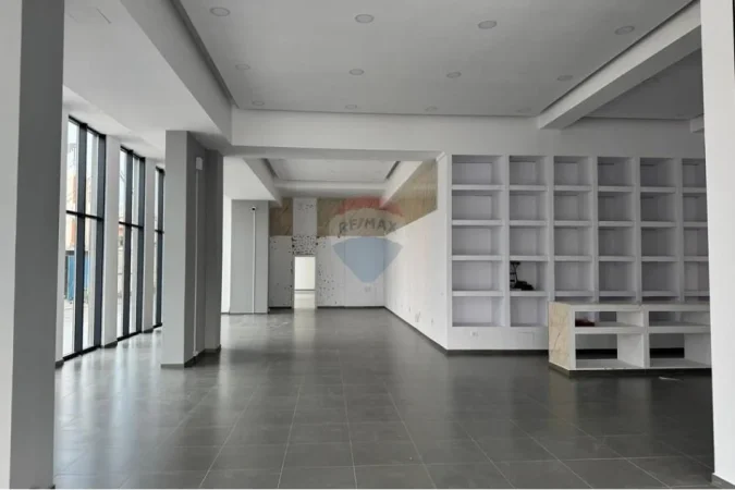 Tirane, jepet me qera dyqan , 474 m² 8.500 € 
