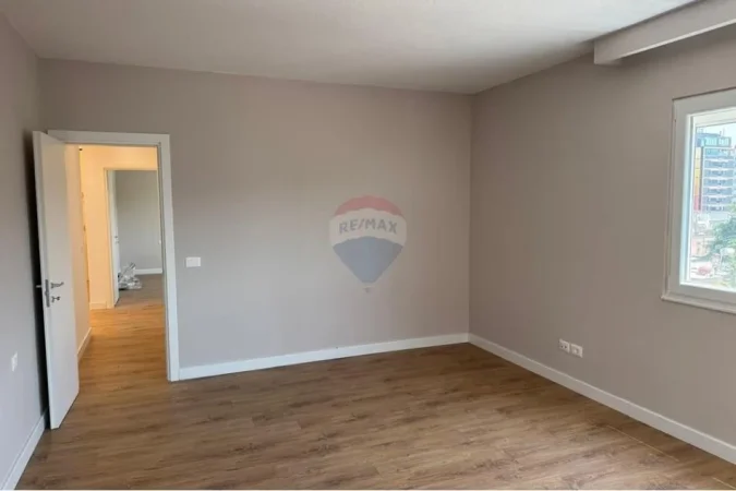 Tirane, jepet me qera zyre , 123 m² 2.000 € 