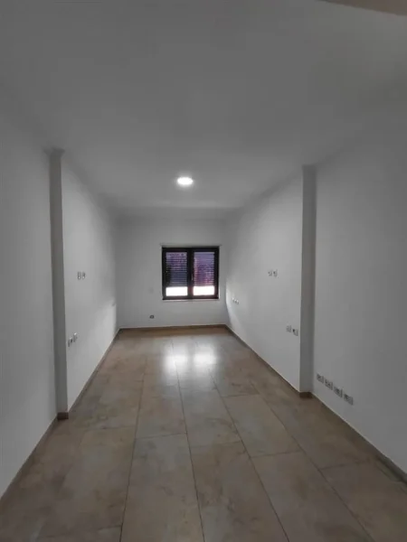 Tirane, jepet me qera ambjent biznesi Kati 5, 130 m² 1.300 € (Ring)