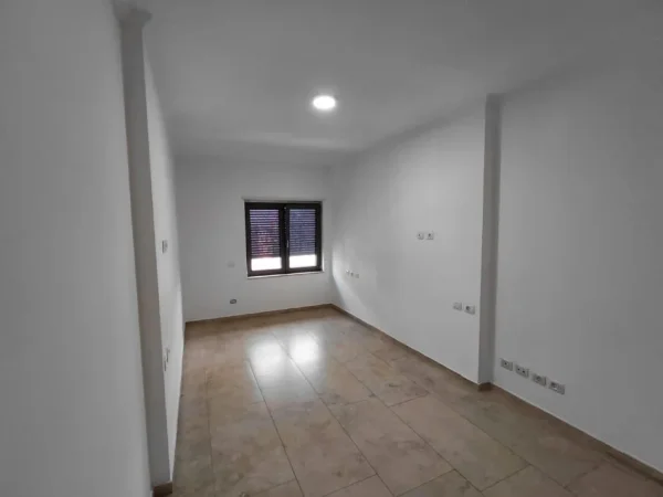 Tirane, jepet me qera ambjent biznesi Kati 5, 130 m² 1.300 € (Ring)