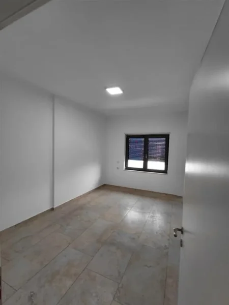 Tirane, jepet me qera ambjent biznesi Kati 5, 130 m² 1.300 € (Ring)