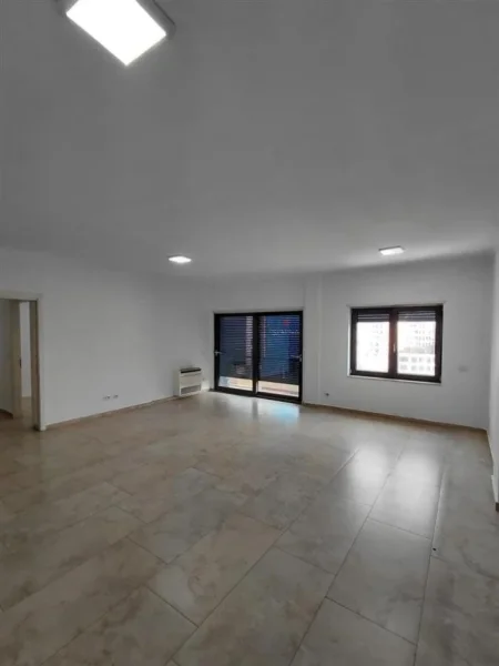 Tirane, jepet me qera ambjent biznesi Kati 5, 130 m² 1.300 € (Ring)