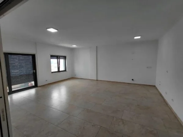 Tirane, jepet me qera ambjent biznesi Kati 5, 130 m² 1.300 € (Ring)