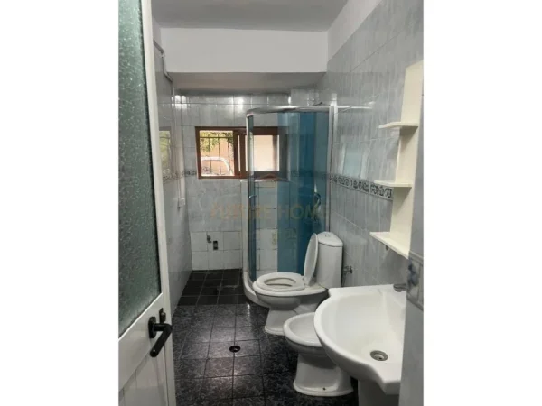 0683487469 Tirane, jepet me qera apartament 1+1 Kati 1, 66 m² 450 € (Rruga Kongresi i Manastirit)