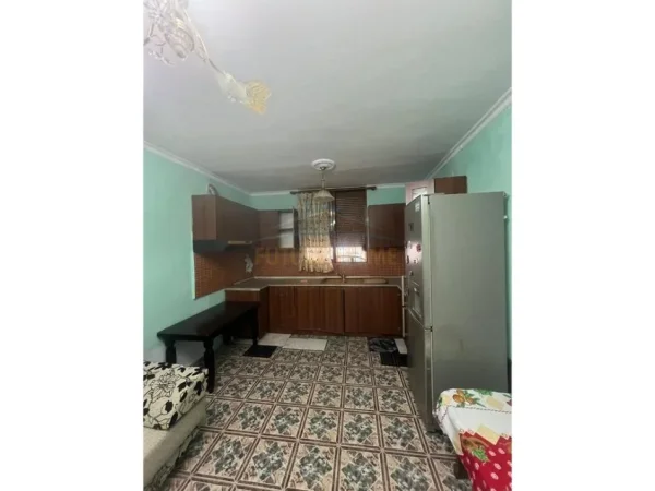 0683487469 Tirane, jepet me qera apartament 1+1 Kati 1, 66 m² 450 € (Rruga Kongresi i Manastirit)
