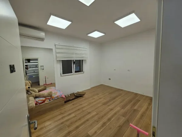 Tirane, jepet me qera ambjent biznesi Kati 0, 200 m² 2.500 € 