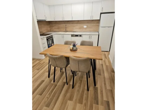 Tirane, jepet me qera apartament 2+1 Kati 1, 98 m² 800 € 