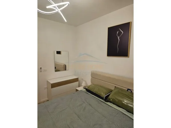 Tirane, jepet me qera apartament 2+1 Kati 1, 98 m² 800 € 