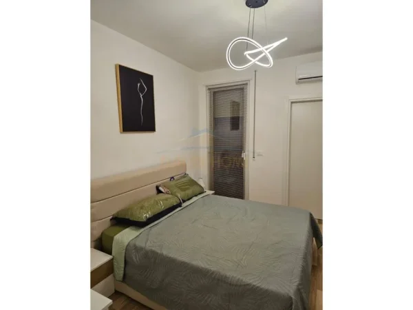 Tirane, jepet me qera apartament 2+1 Kati 1, 98 m² 800 € 