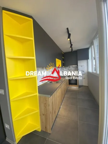 Tirane, jepet me qera zyre Kati 7, 100 m² 500 € (prane ambasades Amerikane)