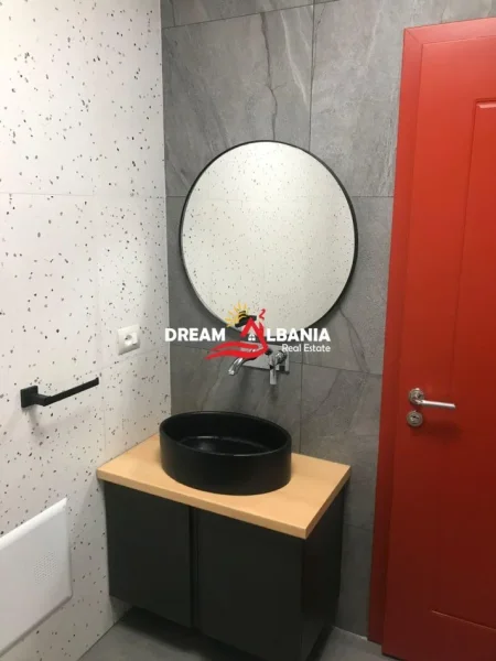 Tirane, jepet me qera zyre Kati 7, 100 m² 500 € (prane ambasades Amerikane)