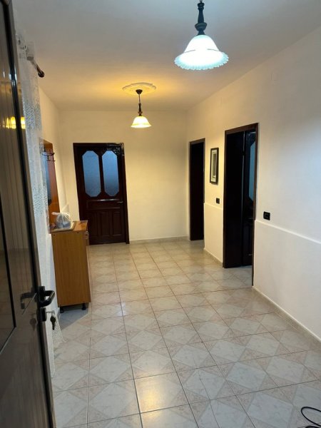 Tirane, jepet me qera Vile 1+1 Kati 1, 70 m² 450 € (Komuna Parisit, Pas Kompleksit Kristal)