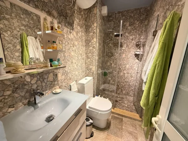 Tirane, shitet apartament 2+1 Kati 2, 94 m² 150.000 €