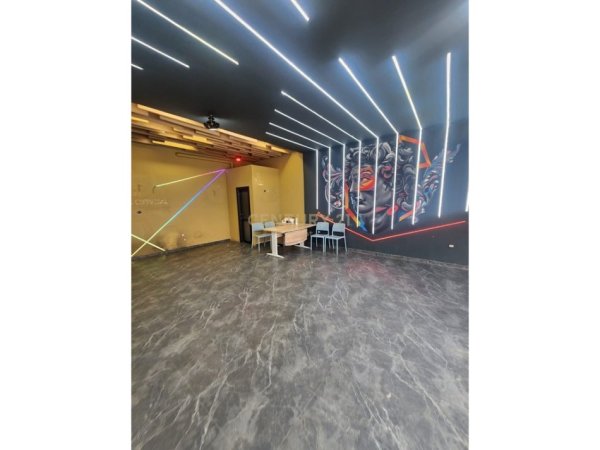 Tirane, jepet me qera ambjent biznesi Kati 0, 110 m² 900 € (Sauk i Ri)