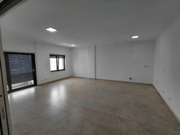 Tirane, jepet me qera zyre , 131 m² 1.300 € 