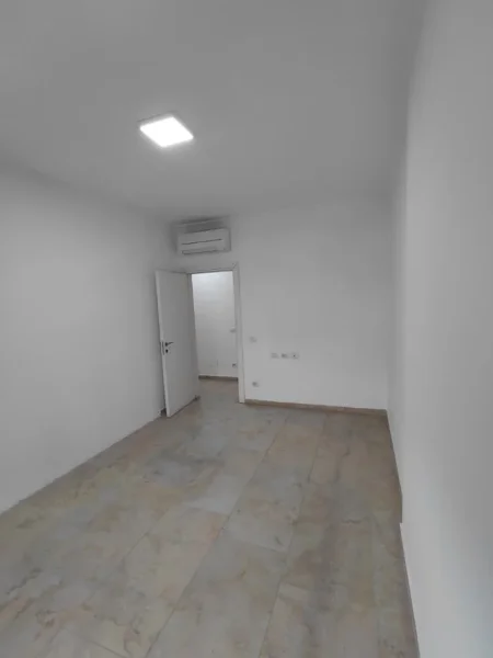 Tirane, jepet me qera zyre , 131 m² 1.300 € 