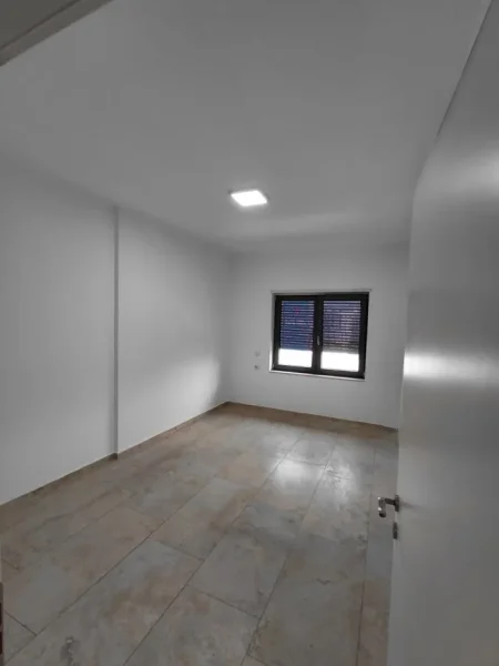 Tirane, jepet me qera zyre , 131 m² 1.300 € 