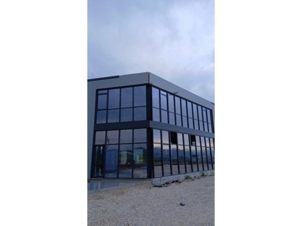 Tirane, jepet me qera ambjent biznesi Kati 0, 4.900 m² 4.000 € 