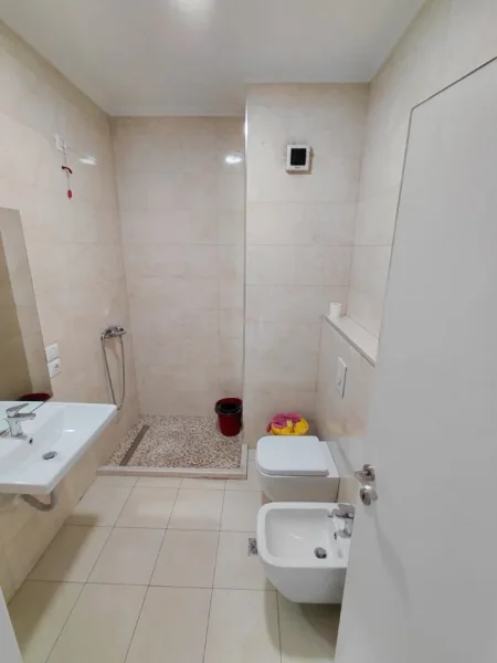 Tirane, jap me qera zyre Kati 5, 131 m² 1.300 € 