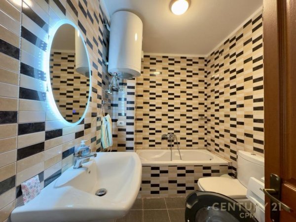 Tirane, jepet me qera apartament 2+1 Kati 2, 131 m² 850 € 