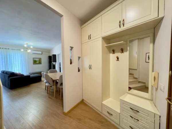 Tirane, jepet me qera apartament 2+1 Kati 2, 131 m² 850 € 