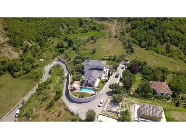 Tirane, jepet me qera Vile 2 Katshe Kati 0, 650 m² 5.000 € (zonen e Vaqarrit)