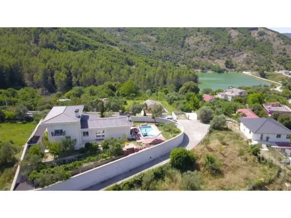 Tirane, jepet me qera Vile 2 Katshe Kati 0, 650 m² 5.000 € (zonen e Vaqarrit)