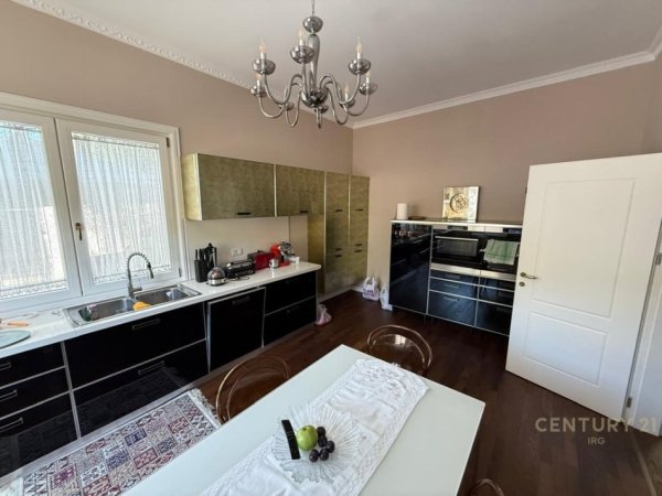 Tirane, jepet me qera Vile 2 Katshe Kati 0, 650 m² 5.000 € (zonen e Vaqarrit)